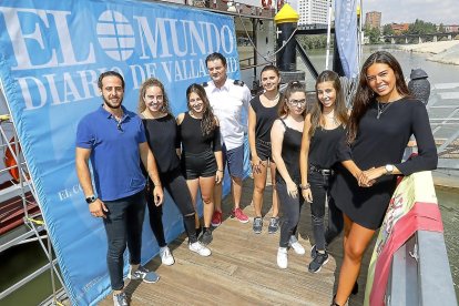 Miembros del equipo de catering y azafatas con el capitán del barco La Leyenda del Pisuerga.