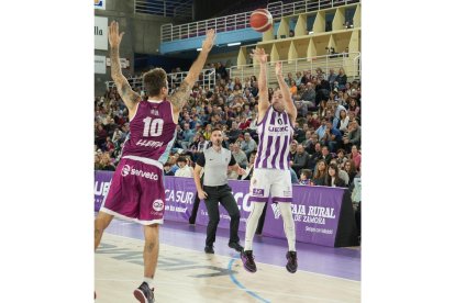 Devin Schmidt lanza ante el punteo lejano de Javi Vega. / J. M. LOSTAU