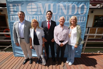 Félix Ángel Rodríguez, vicepresidente de VOX Valladolid, Isabel Pérez, secretaria provincial VOX Valladolid, Javier García Bartolomé, concejal de VOX, José Ramón Muñoz, concejal de VOX en Arroyo y Angélica Fernández, vicesecretaria de relaciones institucionales, en la caseta de Ferias de EL MUNDO./ PHOTOGENIC