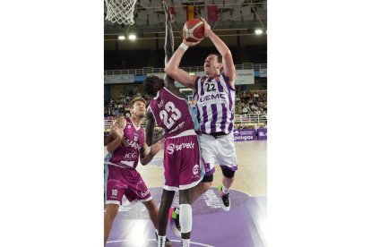 Partido UEMC Real Valladolid-Força Lleida. / J. M. LOSTAU