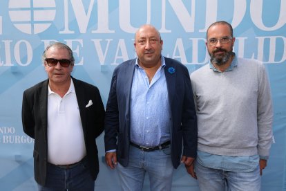 José Alberto Torrecilla, Jaime Fernández y Jacobo González, de la de la Asociación Provincial de Empresarios de Hostelería de Valladolid, en la caseta de Ferias de EL MUNDO./ PHOTOGENIC