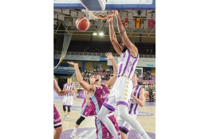 Partido UEMC Real Valladolid-Força Lleida. / J. M. LOSTAU