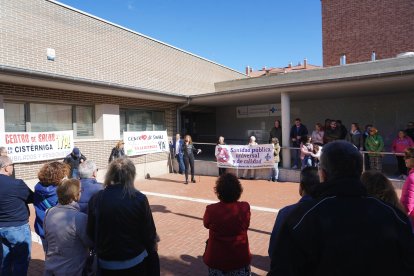 La Asociación vecinal ''Cistérniga Sí'', con el apoyo de la Plataforma en Defensa de la Sanidad Pública de Valladolid, se concentran para pedir un centro de salud en la localidad. - ICAL