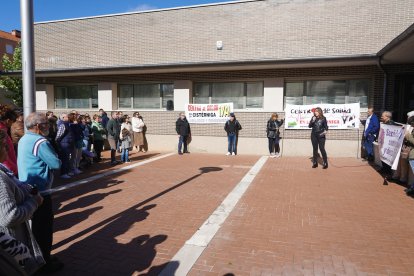 La Asociación vecinal ''Cistérniga Sí'', con el apoyo de la Plataforma en Defensa de la Sanidad Pública de Valladolid, se concentran para pedir un centro de salud en la localidad. - ICAL