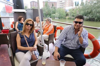 Sofía López y Javier Ruiz, de Automóviles Aysan, en la caseta de Ferias de EL MUNDO./ PHOTOGENIC