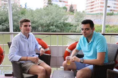Alejandro Vega y Pablo García en la caseta de Ferias de EL MUNDO./ PHOTOGENIC