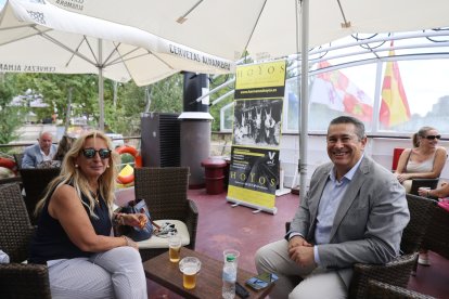 Félix Ángel Rodríguez, vicepresidente de VOX Valladolid, Isabel Pérez, secretaria provincial VOX Valladolid, en la caseta de Ferias de EL MUNDO./ PHOTOGENIC