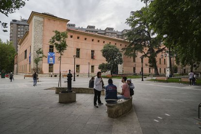 Plaza de la Trinidad en la actualidad, con jóvenes delante de la Biblioteca Pública de Castilla y León, una de las imágenes típicas del barrio. J. M. LOSTAU