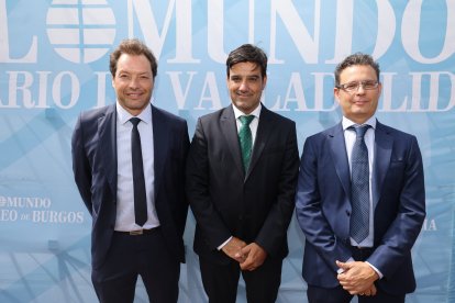 José Manuel Matilla, Rubén González y Manuel Rubio, responsables de Unicaja, en la caseta de Ferias de EL MUNDO./ PHOTOGENIC