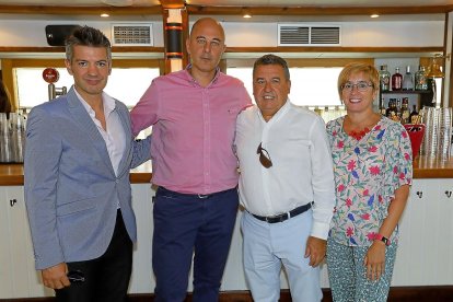 José Manuel Barrio (Alcalde de Arroyo) y Mar Redondo (Teniente alcalde de Arroyo), Rubén Racedo (Ayuntamiento de Arroyo) y Roberto García (El Mundo).