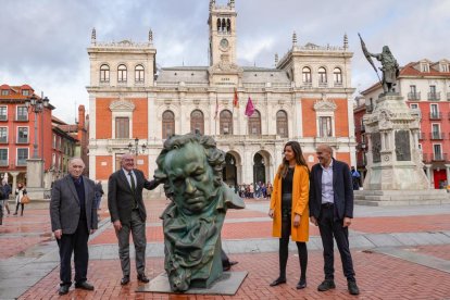 Estatua de los Goya en la plaza Mayor de Valladolid con el alcalde de Valladolid, Jesús Julio Carnero; presidente de la Academia de Cine, el director Fernando Méndez-Leite; el vicepresidente, Rafael Portela, y la concejala de Turismo y Marca Ciudad, Blanca Jiménez. -J.M. LOSTAU