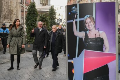 Foto en la calle Santiago sobre uno de los momentos más emotivos de los Premios Goya. -J.M. LOSTAU