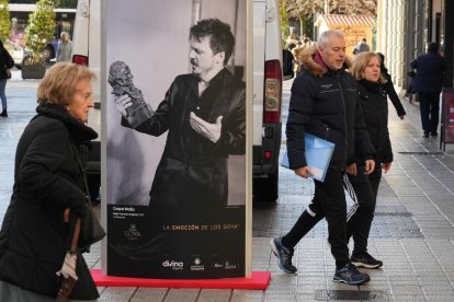 Foto en la calle Santiago de Coque Malla, que ganó el Premio Goya a Mejor Canción Original en 2019 por 'Campeones'. -J.M. LOSTAU