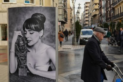 Foto en la calle Santiago de Belén Cuesta con el Premio Goya. -J.M. LOSTAU