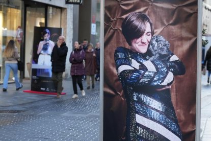 Foto en la calle Santiago sobre uno de los momentos más emotivos de los Premios Goya. -J.M. LOSTAU