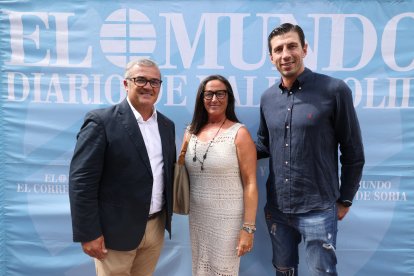 Paco García, entrenador del Real Valladolid Baloncesto, son su mujer, Ana Paunero y Sergio de la Fuente, capitán del equipo, en la caseta de Ferias de EL MUNDO./ PHOTOGENIC