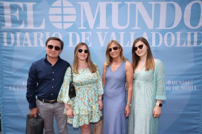 José San José, de Aysan Automóviles, junto a su familia en la caseta de Ferias de EL MUNDO./ PHOTOGENIC