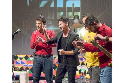 Eduardo Kílez junto al cantante David de María.