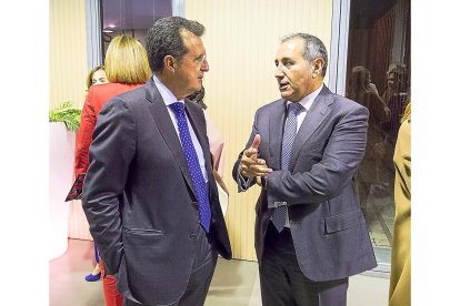 José Luis Ulibarri  charla con Carlos Rico.