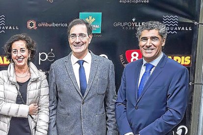 Mercedes Cantalapiedra, Jesús Enríquez (PP del Ayuntamiento de Valladolid) y el alcalde de Simancas, Alberto Plaza. MIGUEL ÁNGEL SANTOS (PHOTOGENIC)