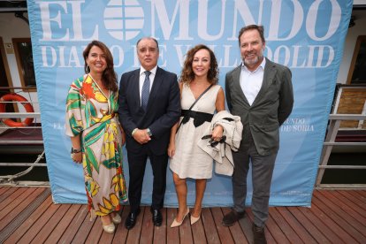 Representantes del Banco Sabadell en la caseta de Ferias de EL MUNDO./ PHOTOGENIC