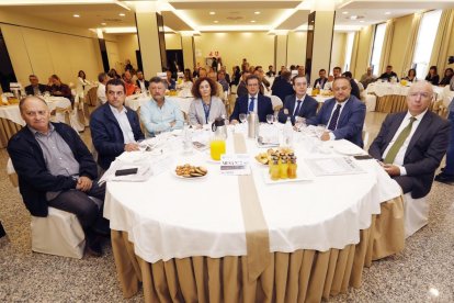 Faustino Temprano (UGT), Javier Morán (FELE-Bierzo), Ángel Calvo, alcalde de Páramo del Sil, Gloria Fernández, alcaldesa de Ponferrada, José Luis Ulibarri, presidente de Edigrup Media, Germán Barrios, presidente del CES, Gerardo Álvarez, presidente del Consejo Comarcal del Bierzo y Joaquín Boneta, director regional de Iberdrola.