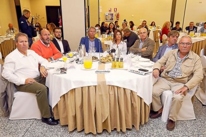 Moisés de la Puente (UCCL), Isidro de Campo (UCCL) Diego Fernández (Infobierzo), Joaquín S. Torné (Diario de León), Marisa Vazquez (La 8), José A. Turrado  y  Arsenio García (ASAJA), José M. Vega (UCE).