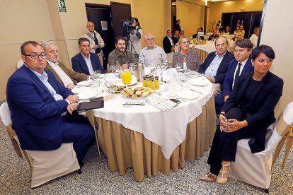 Julio Casado (Mercadona), Manuel Soler (CECALE), Pedro García (Pimiento Bierzo), Juan M. Ramos y Carlos Castedo (CCOO), Mar González (PP), José. M.  Otero (Bembibre), Samuel Folgueral (USE) y Rosa Luna.