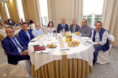 Olegario Ramón Fernández (portavoz Grupo PSOE Ayuntamiento de Ponferrada), Iván Alonso (vicepresidente Consejo Comarcal del Bierzo), Oscar Ramos (Consejo Regulador IGP Botillo), Misericordia Bello (presidenta CDRO Vinos Bierzo), José Antonio Arias, gerente de ElMundo de Castilla y León, Mariano Veganzones (Secretario Consejo Económico y Social de Castilla y León), Ursicinio Sánchez (CCOO Bierzo), Omar Rodríguez (Secretario General UGT Bierzo).