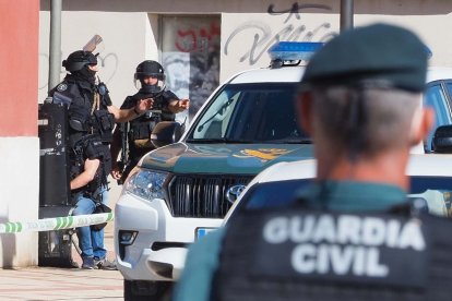 La Guardia Civil en Santovenia de Pisuerga tras el asesinato.- PHOTOGENIC