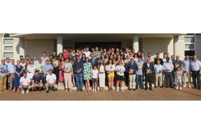 Foto de familia de la Gala Regional de balonmano. / EL MUNDO