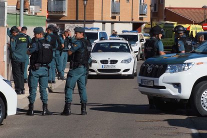La Guardia Civil en Santovenia de Pisuerga tras el asesinato.- PHOTOGENIC
