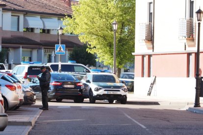 La Guardia Civil en Santovenia de Pisuerga tras el asesinato.- PHOTOGENIC