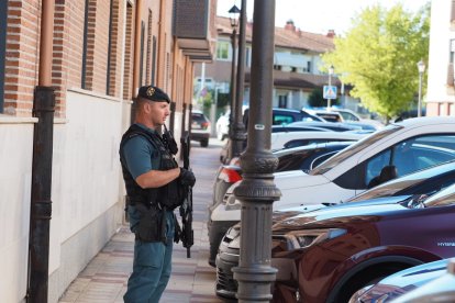 La Guardia Civil en Santovenia de Pisuerga tras el asesinato.- PHOTOGENIC