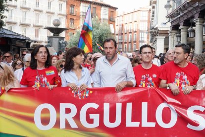 La subdelegada Alicia Villar la concejala Ana Redondo, el ex alcalde Óscar Puente, el concejal de Pedro Herrero y el portavoz del PSOE en la Diputación, Francisco Ferreira, en la manifestación LGTBI+ de la Fundación Triángulo.-ICAL