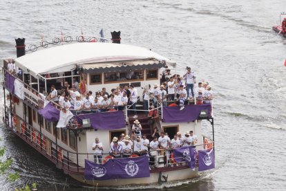 La Leyenda del Pisuerga con la plantilla del Real Valladolid a bordo. M. GONZÁLEZ EGEA