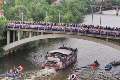 La leyenda del Pisuerga superando uno de los puentes. M. G. EGEA