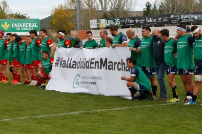 Los clubes de rugby apoyaron a la AECC antes del encuentro. / LOSTAU