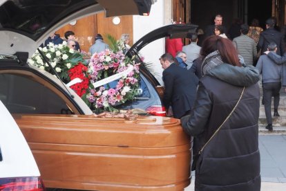 Esta miércoles ha tenido lugar el funeral en la iglesia parroquial de La Inmaculada Concepción y de Paloma Pineda y su hija India, asesinadas en un crimen de violencia de género a manos de David Maroto el pasado lunes 23 de enero en Valladolid. A continuación, los cuerpos fueron llevados al cementerio del Carmen para recibir cristiana sepultura en presencia de familiares, amigos y sus más allegados.