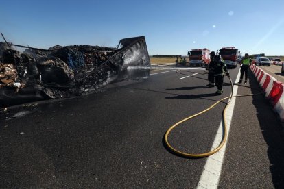 Incendio de un camión en la A-62 en dirección a Valladolid.- PHOTOGENIC