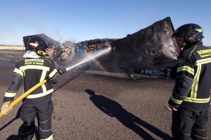 Incendio de un camión en la A-62 en dirección a Valladolid.- PHOTOGENIC
