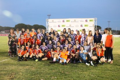 Los equipos posan tras la final en el césped de San Miguel. / MARINA MÁRQUEZ