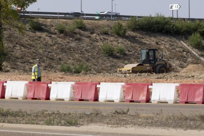 Obras en la rotonda de la entrada de La Cistérniga y salida hacia la A-11 en Valladolid.- PHOTOGENIC/ CARLOS LLORENTE