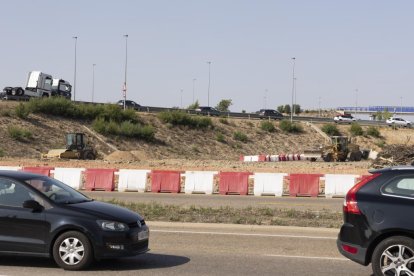 Obras en la rotonda de la entrada de La Cistérniga y salida hacia la A-11 en Valladolid.- PHOTOGENIC/ CARLOS LLORENTE