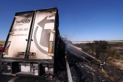 Incendio de un camión en la A-62 en dirección a Valladolid.- PHOTOGENIC