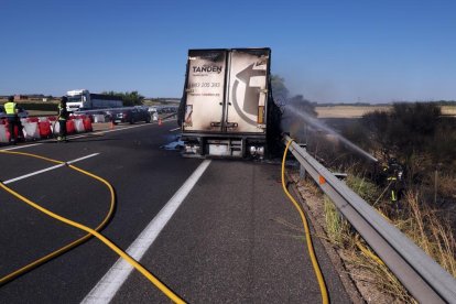 Incendio de un camión en la A-62 en dirección a Valladolid.- PHOTOGENIC