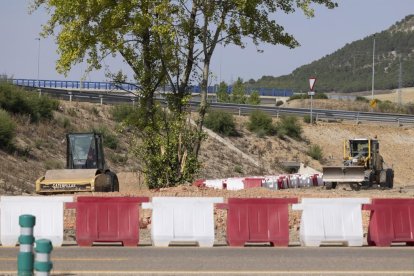 Obras en la rotonda de la entrada de La Cistérniga y salida hacia la A-11 en Valladolid.- PHOTOGENIC/ CARLOS LLORENTE