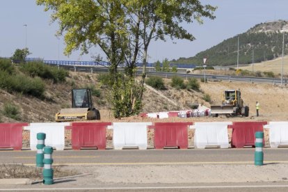 Obras en la rotonda de la entrada de La Cistérniga y salida hacia la A-11 en Valladolid.- PHOTOGENIC/ CARLOS LLORENTE