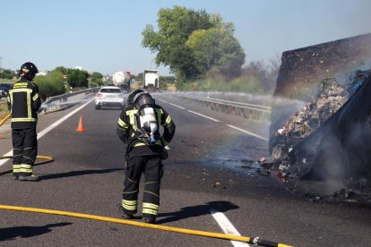 Incendio de un camión en la A-62 en dirección a Valladolid.- PHOTOGENIC