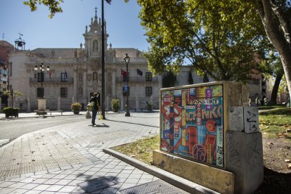 Mural 'Tokyo Nights' de Víctor Alonso en la plaza de la Universidad. -CREART